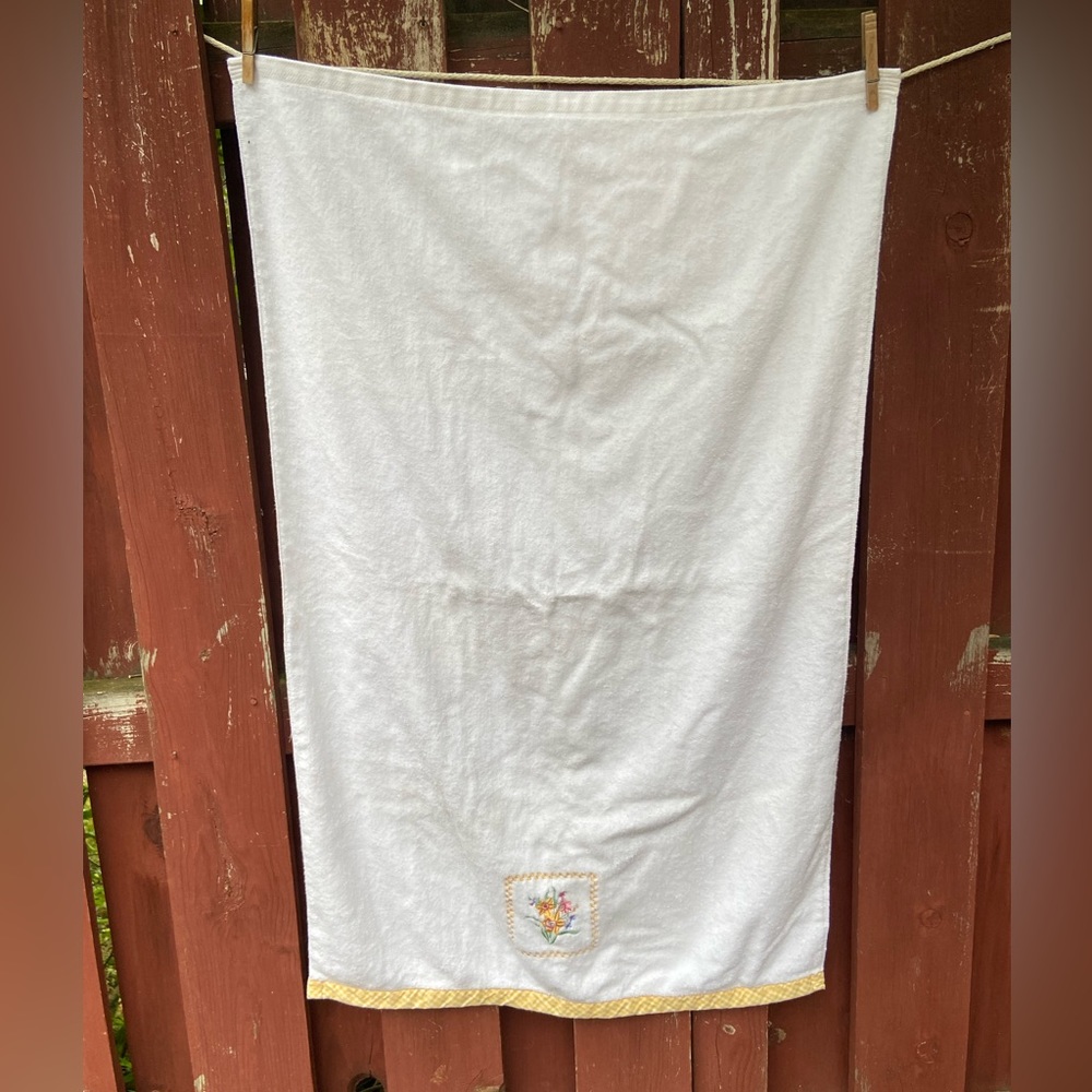 Daffodil Embroidered Guest Towel